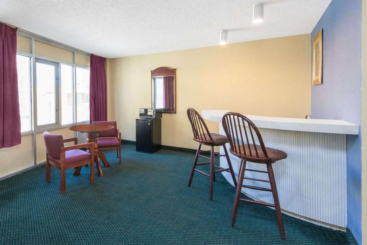 Blue Way Inn & Suites Wichita East Buitenkant foto